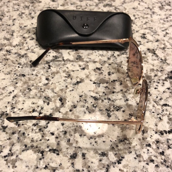 Gold & Brown Diff Cat-Eye Style Sunglasses w/ Case